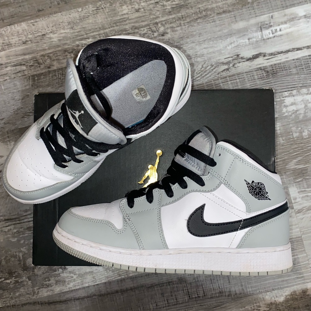 Jordan 1 Mid Light Smoke Grey (Gs)
